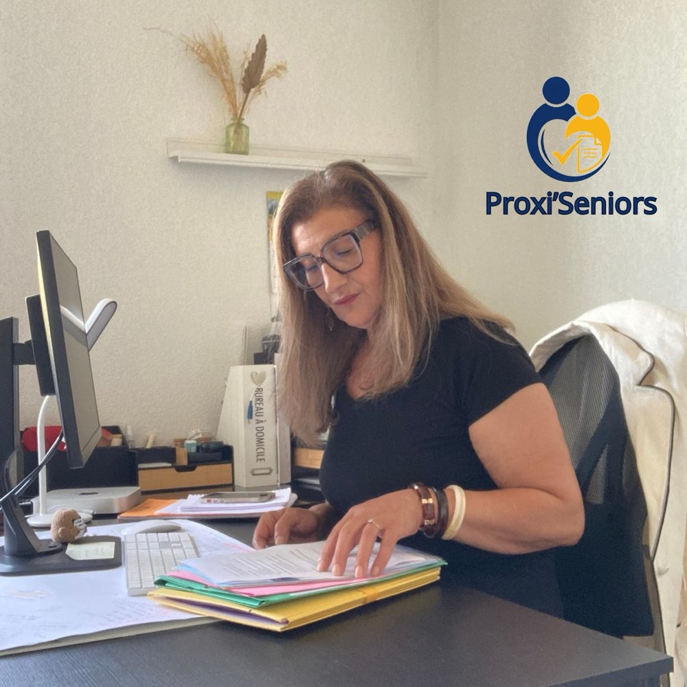 La gérante de Proxi’Seniors à son bureau, en train de traiter des dossiers administratifs